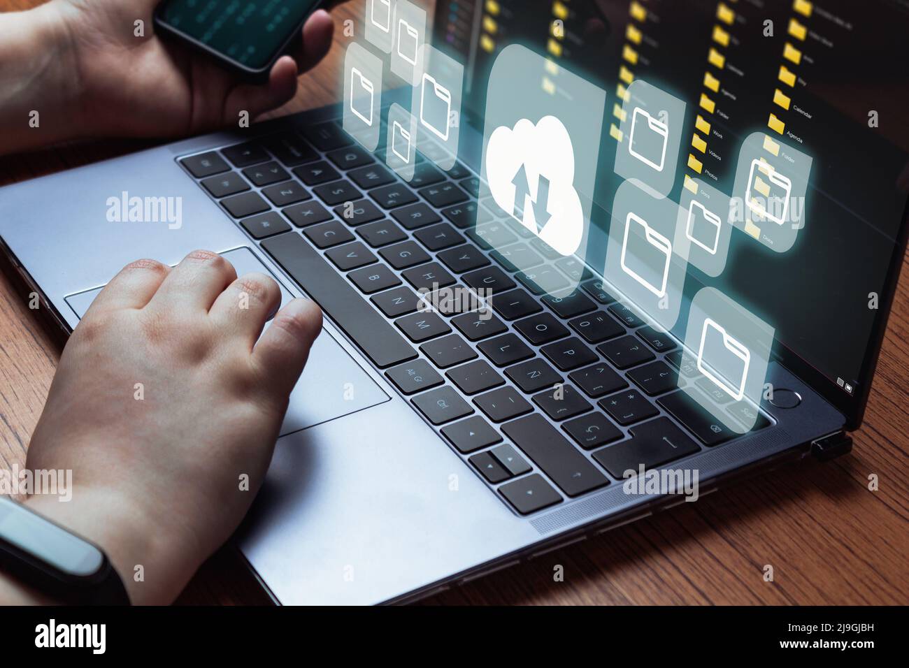 Frau verwendet Laptop mit Cloud-Computing-Diagramm. Cloud-Technologie. Datenspeicherung. Netzwerk- und Internet-Service-Konzept. Stockfoto