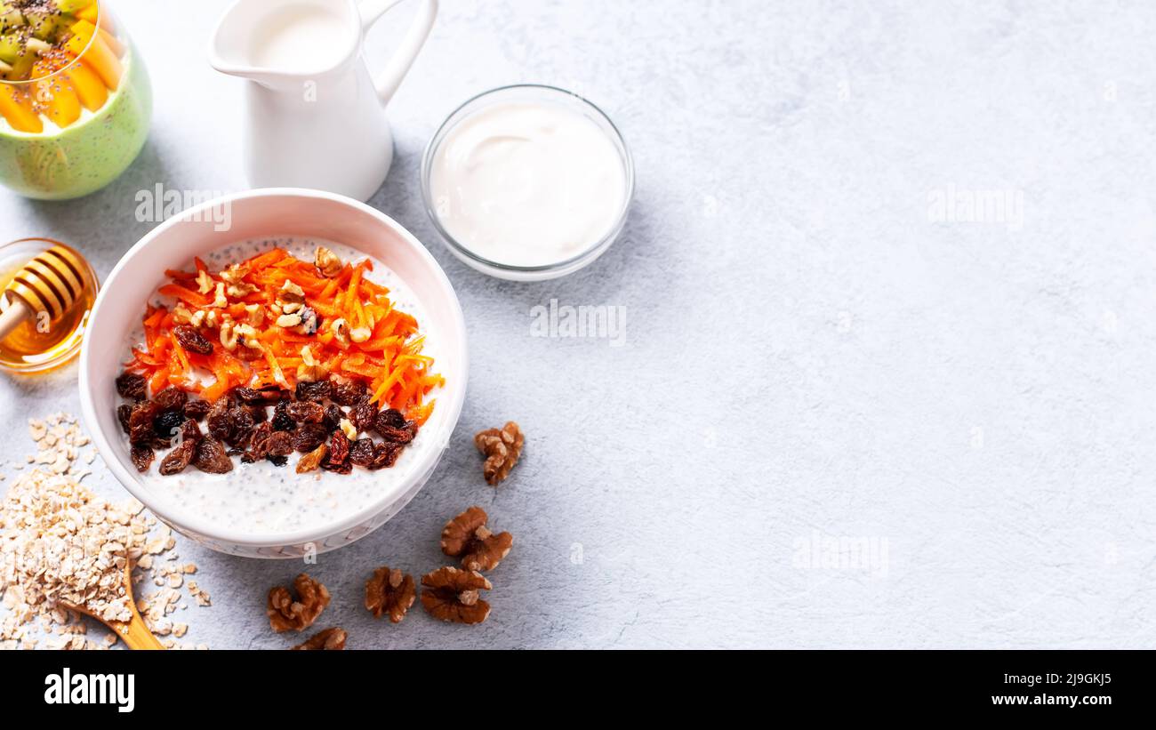 Fertigtisch mit proteinreichem, gesunden Frühstück mit einer Vielzahl von Hafern über Nacht mit Nüssen und Früchten, Draufsicht. Webbanner, Kopierbereich Stockfoto