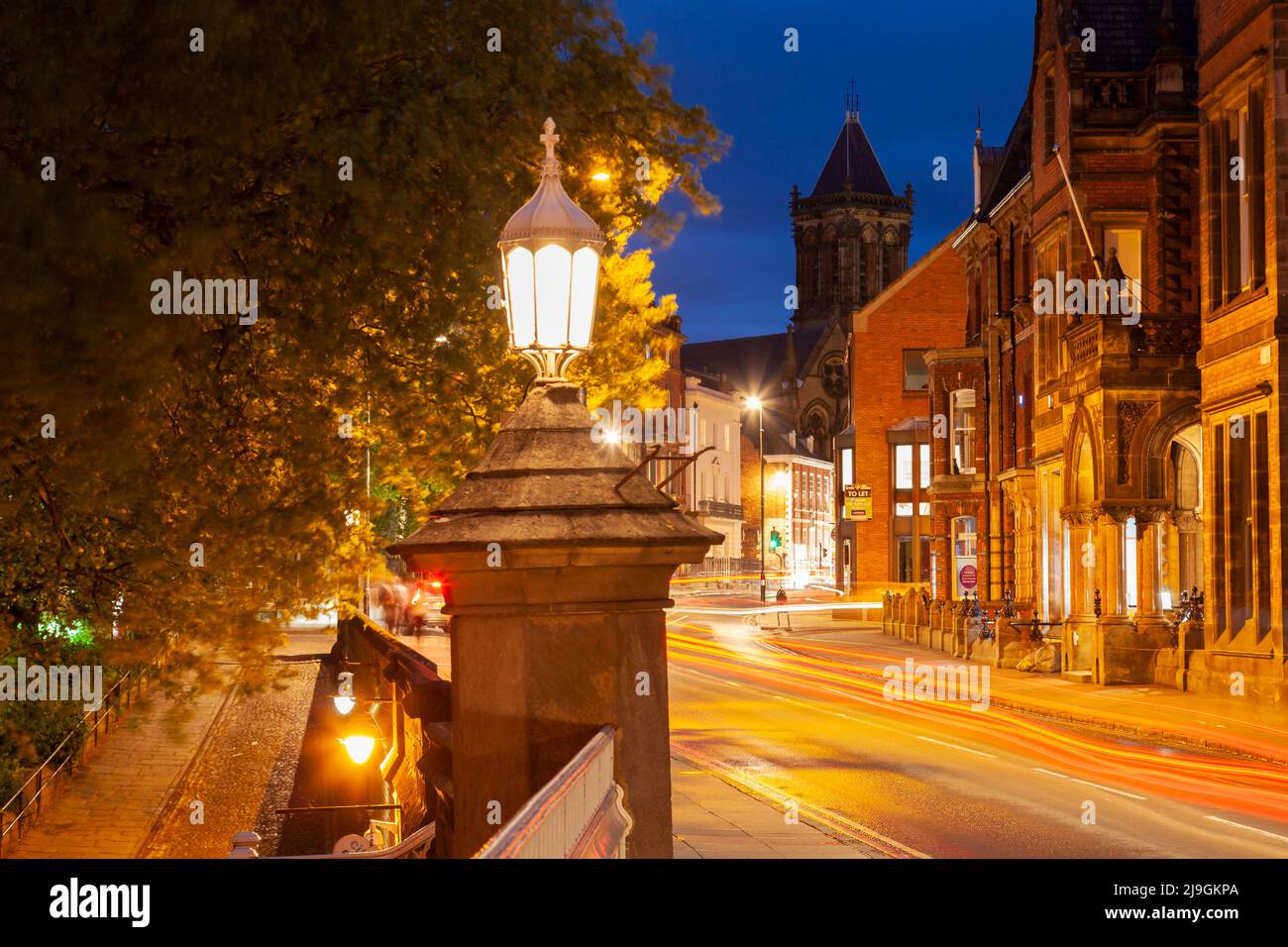 Im Zentrum von York, England, fällt die Nacht. Stockfoto