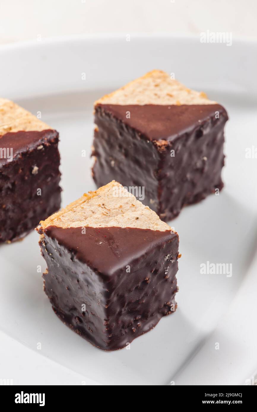 Nussige Biskuitkuchen mit Schokoladenüberzug Stockfoto
