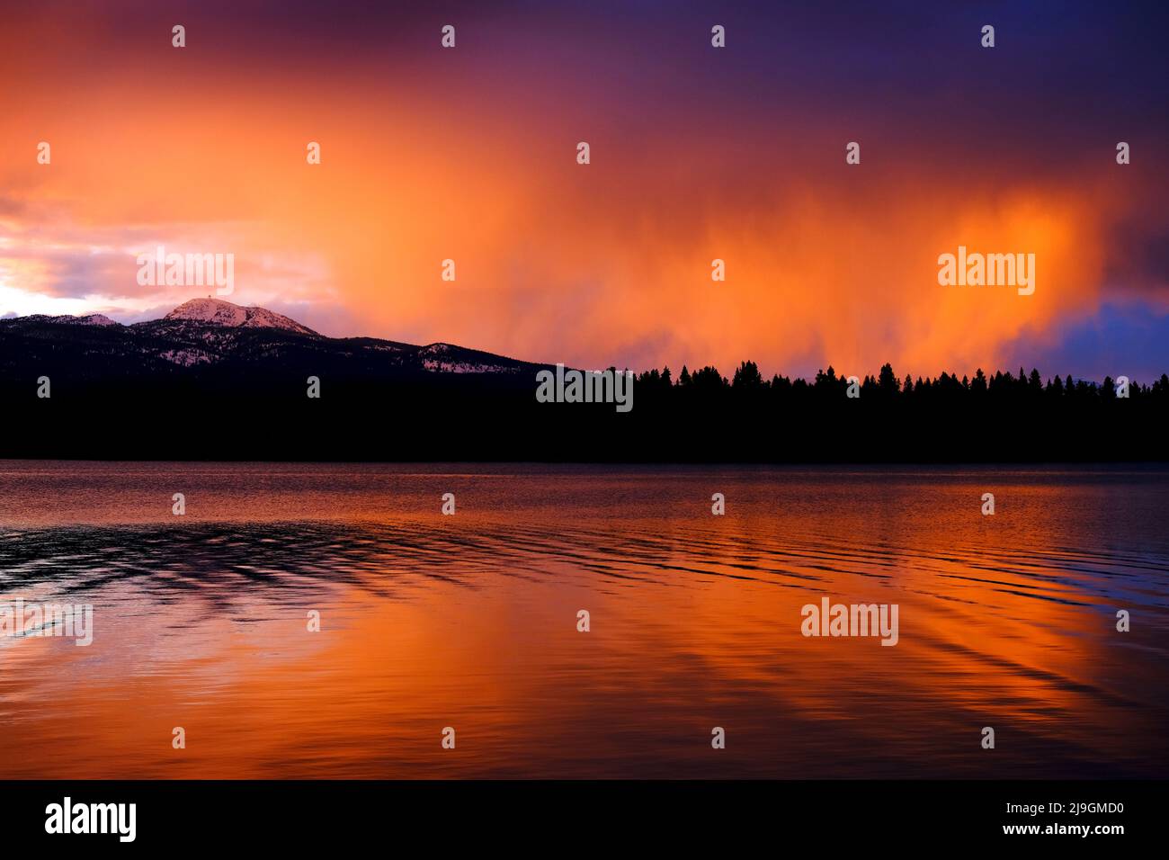 Lane bei Sonnenuntergang oder Sonnenaufgang mit Wolken und Himmel Spiegelung Mt. Sawtelle in Wasserfarben Stockfoto