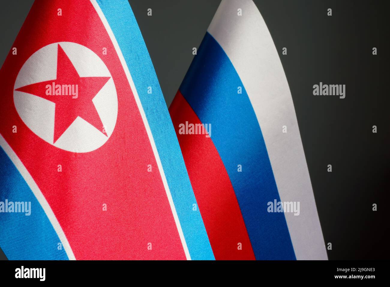 Nahaufnahme der Flaggen von Nordkorea und Russland. Stockfoto