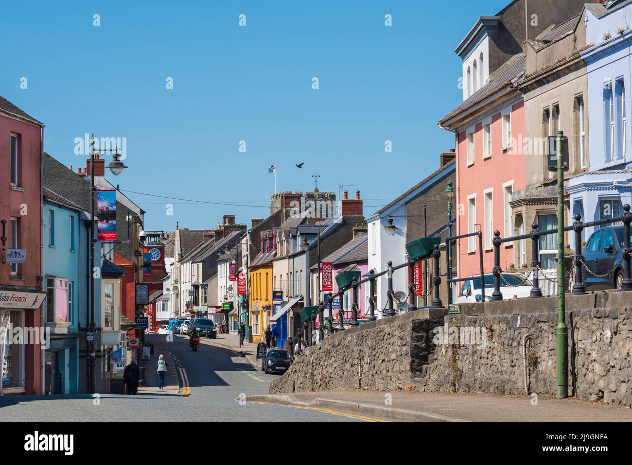 Pembroke Wales, Blick im Sommer auf die Geschäfte an der Main Street im Zentrum von Pembroke, Pembrokeshire, Wales, Großbritannien Stockfoto