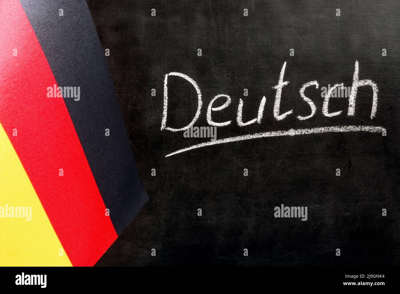 Flagge Deutschlands und eine Tafel mit der Aufschrift Deutsch. Stockfoto