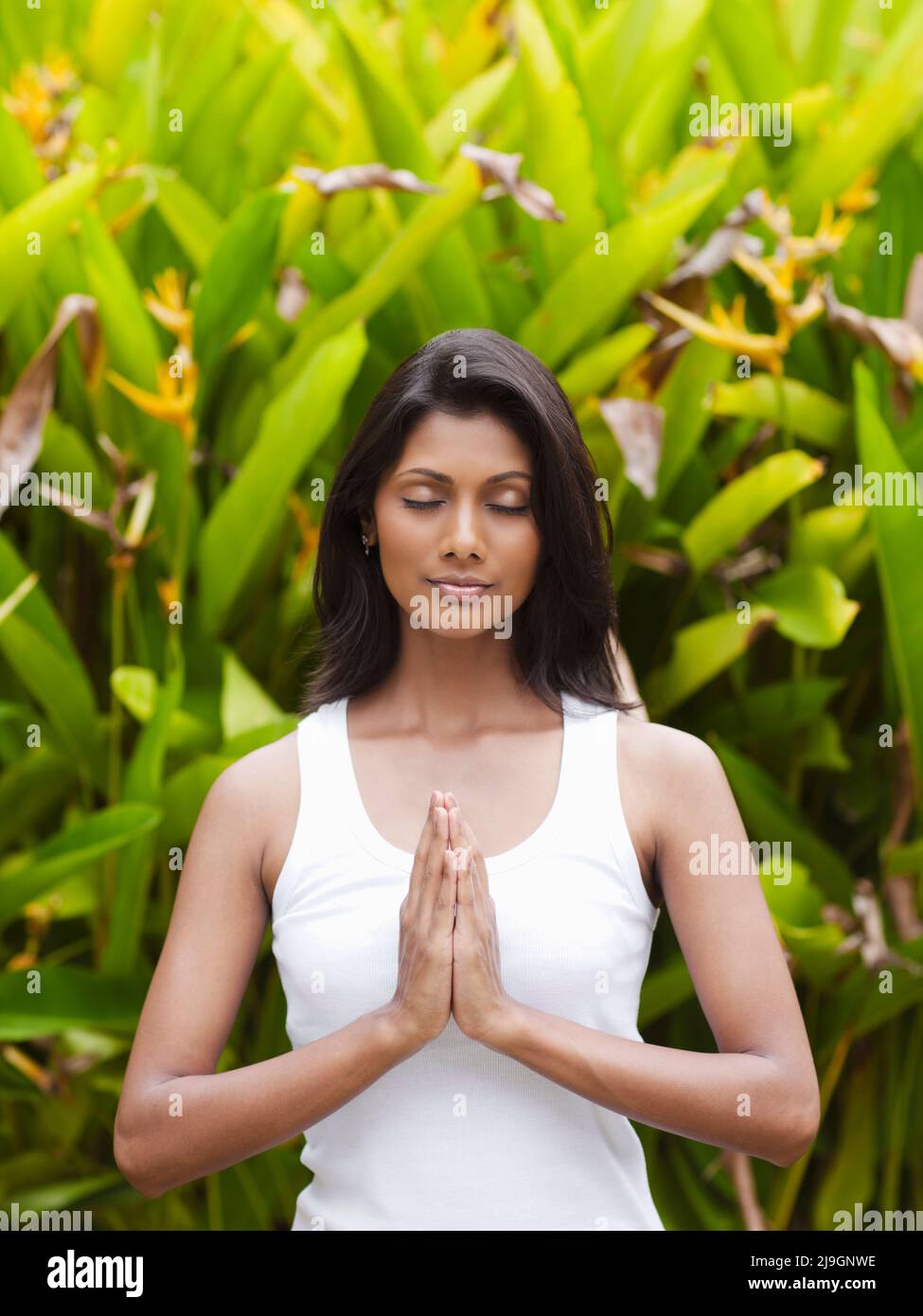 Frau mit gebetenden Händen, Kairali Ayurveda Health Resort, Palakkad, Kerala, Indien. Eine Frau legt ihre Hände in die Namaste Mudra. Stockfoto