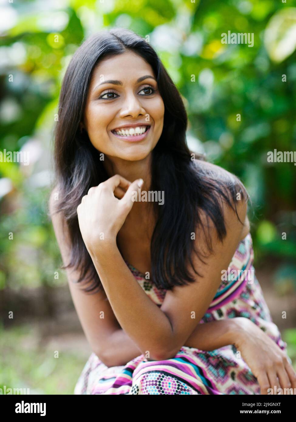 Porträt einer lächelnden jungen Inderin, Kairali Ayurveda Health Resort, Palakkad, Kerala, Indien. Stockfoto