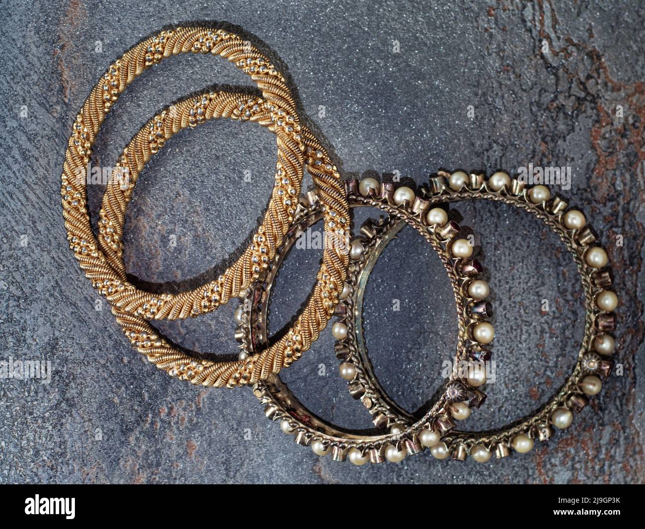 05 23 2022 American Diamond Stud One Grame Gold Plated Traditional Red Ruby CZ Diamond Bangles Studio Shot Lokgram Kalyan Maharashtra Indien Stockfoto