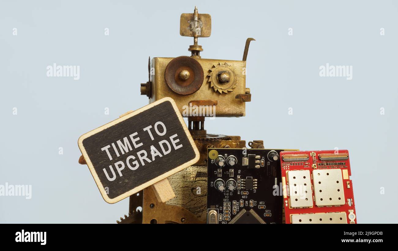 Der alte Roboter hält Platten. Zeit für ein Upgrade. Stockfoto