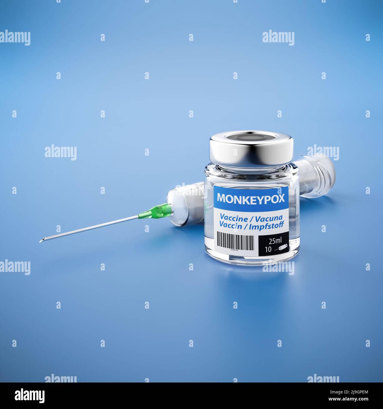 Impfung gegen Monkeypox - Eine Flasche mit Impfung und eine Spritze dahinter. Stockfoto