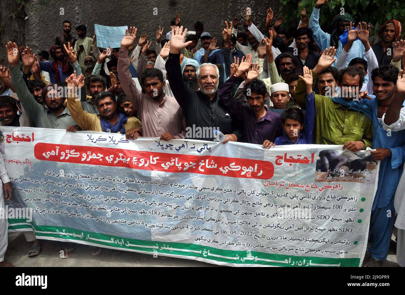 Hyderabad, Pakistan, 23. Mai 2022. Die Bewohner von Rahuki veranstalten am Montag, den 23. Mai 2022, im Hyderabad-Presseclub eine Protestdemonstration gegen den Mangel an Trinkwasser in ihrer Region. Stockfoto