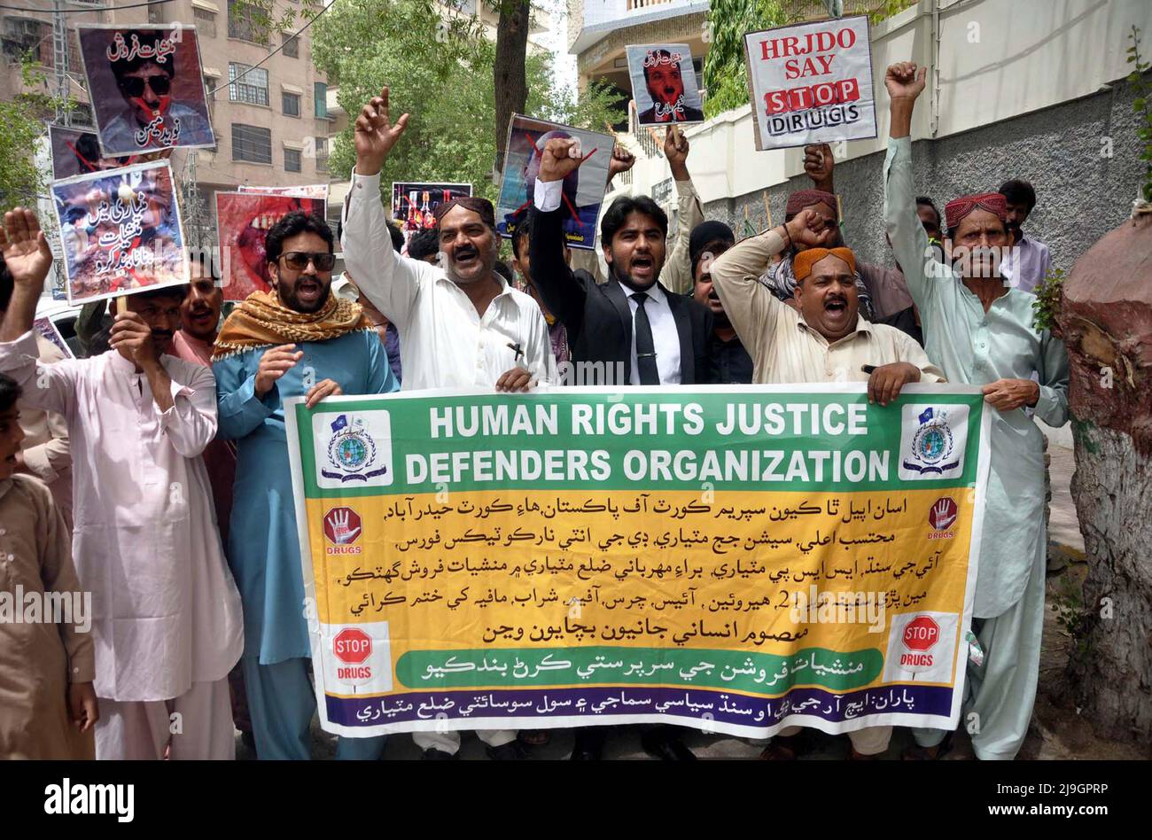 Hyderabad, Pakistan, 23. Mai 2022. Mitglieder des Bezirks der Zivilgesellschaft Matiari veranstalten am Montag, den 23. Mai 2022, im Hyderabad-Presseclub eine Protestdemonstration gegen Drogenhändler in ihrer Region. Stockfoto