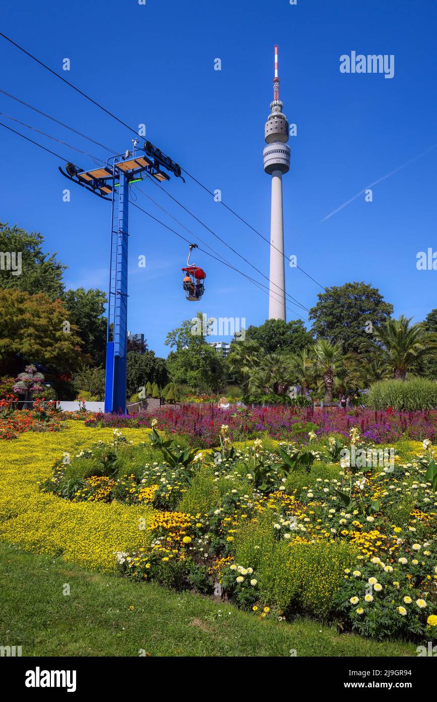 Dortmund, Nordrhein-Westfalen, Deutschland - Westfalenpark Dortmund mit Seilbahn vor dem Fernsehturm Florian. Stockfoto