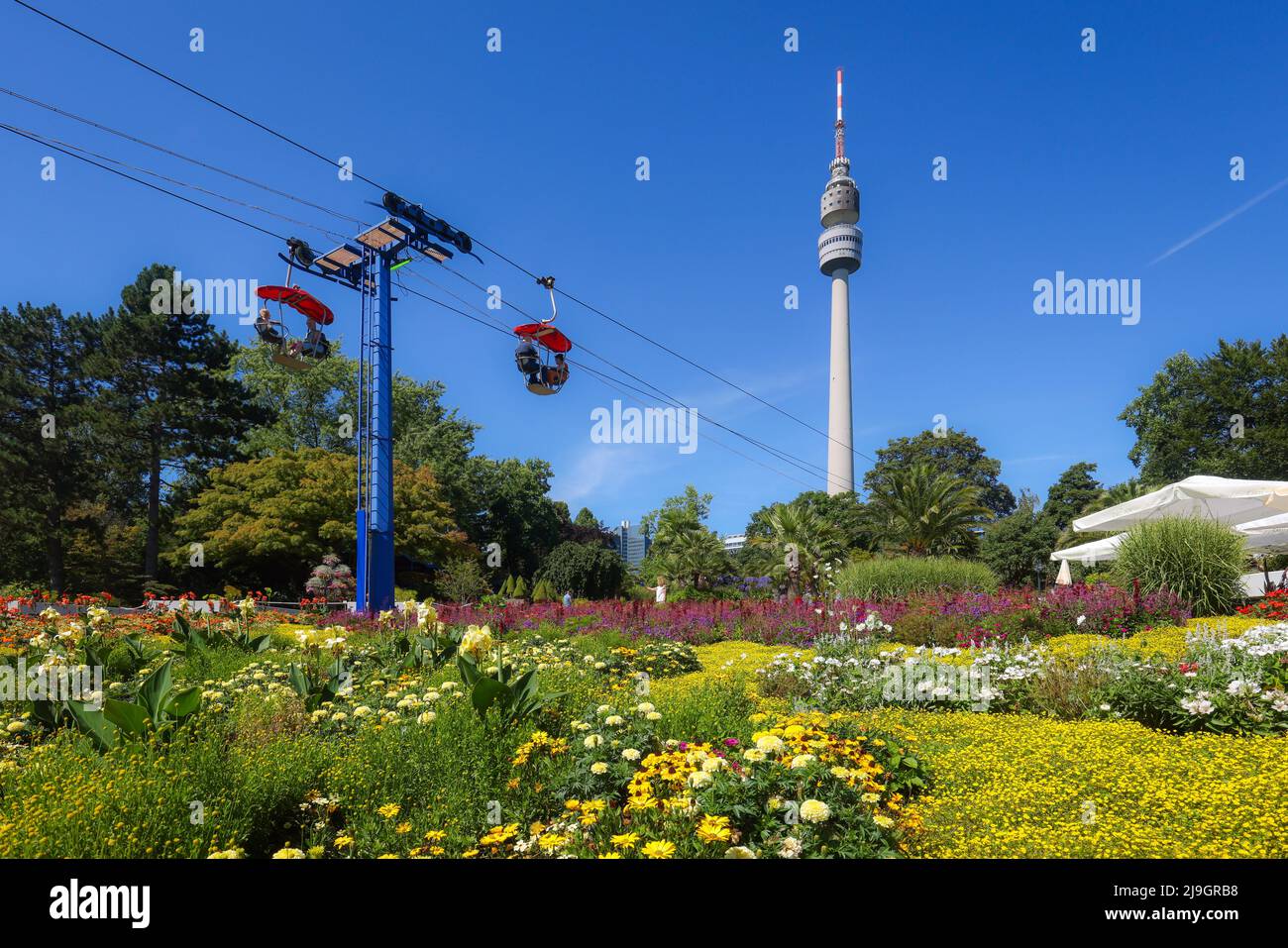 Dortmund, Nordrhein-Westfalen, Deutschland - Westfalenpark Dortmund mit Seilbahn vor dem Fernsehturm Florian. Stockfoto