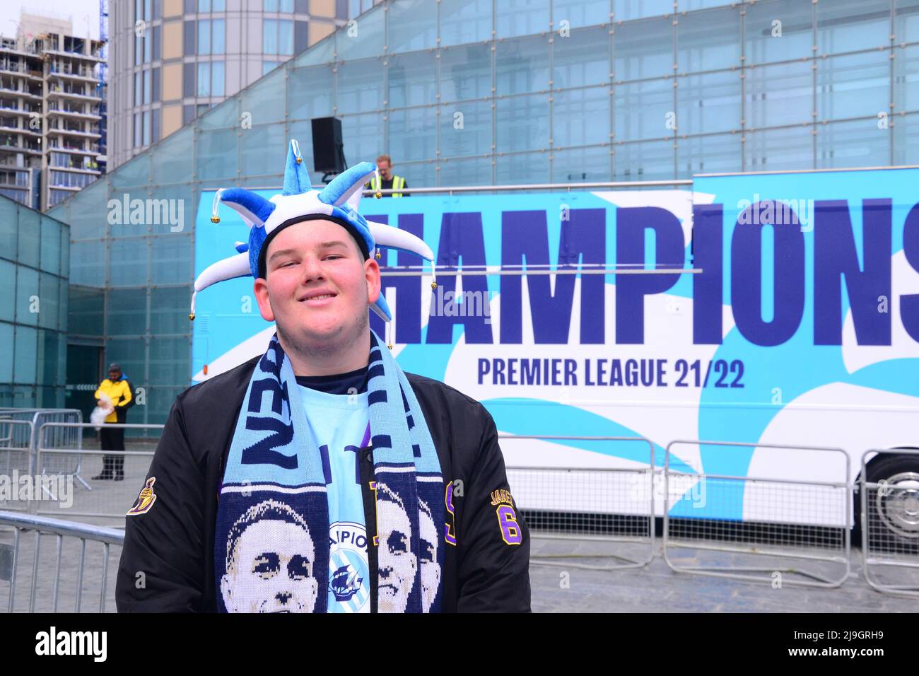 Manchester, Großbritannien, 23.. Mai 2022. Ein begeisterter MCFC-Fan wartet auf den Beginn der Parade. Der Manchester City Football Club bereitet sich auf eine Siegesparade vor, um den Sieg des Clubs in der Premier League zu feiern, nachdem er am 22.. Mai im Etihad Stadium Aston Villa besiegt hatte. Die Parade der offenen Busse wird durch das Zentrum von Manchester, England, Großbritannien, fahren. Der Club sagte: „Der Club wird seinen Sieg mit Fans mit einer Open-Top-Busparade im Stadtzentrum von Manchester am Montag, dem 23.. Mai feiern, die mit einer Bühnenshow im Deansgate (Beetham Tower) endet.“ Quelle: Terry Waller/Alamy Live News Stockfoto