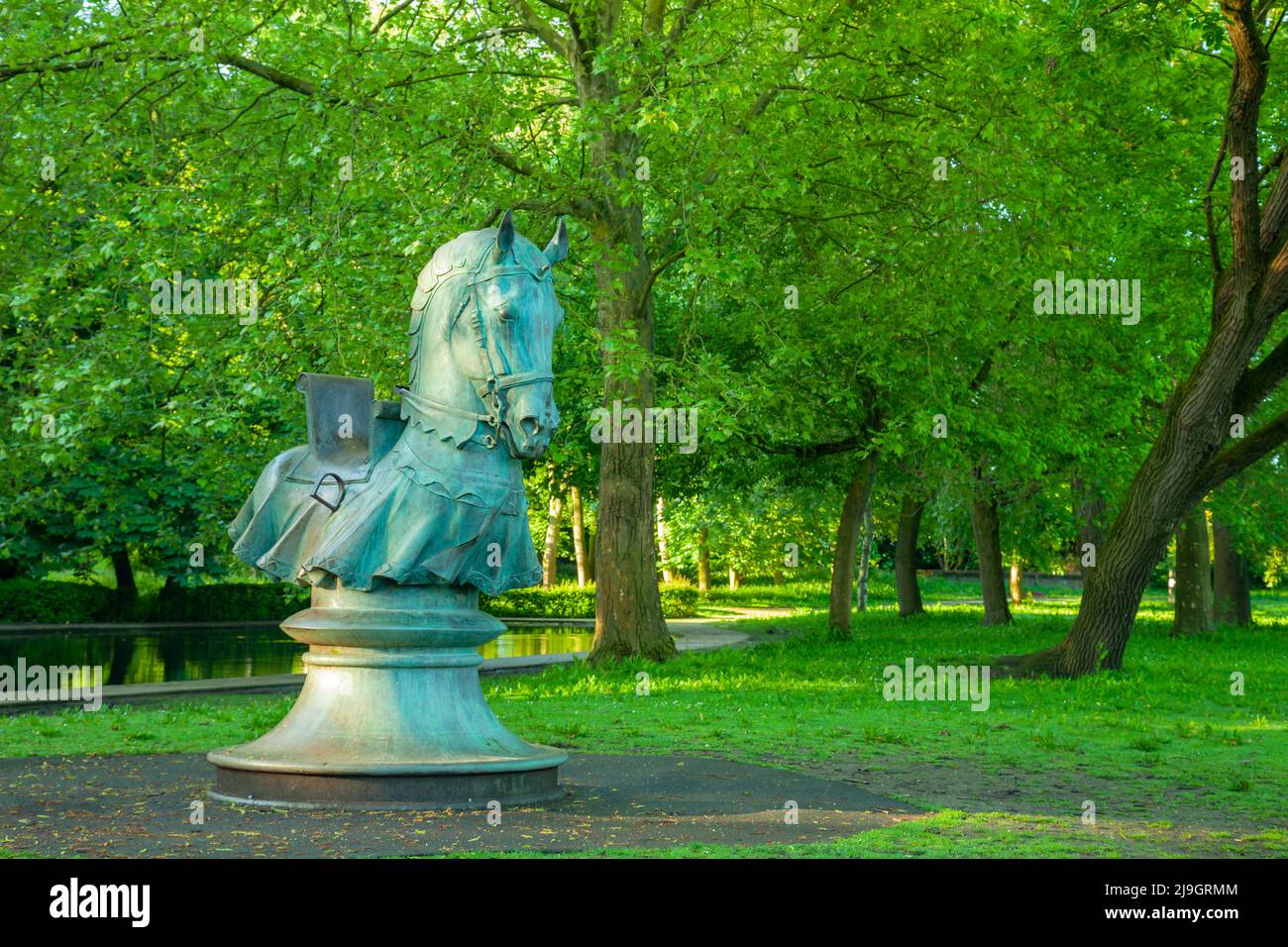 Pferdestatue im Rowntree Park, York, England. Frühlingsmorgen. Stockfoto