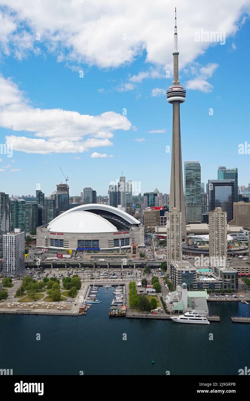 Der CN Tower und das Rogers Center an einem sonnigen Tag Stockfoto