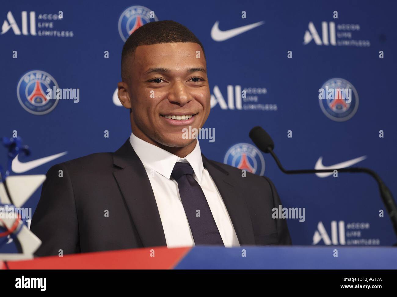 Paris, Frankreich, 23/05/2022, Kylian Mbappe von PSG während einer Pressekonferenz nach der Verlängerung seines Vertrags in Paris Saint-Germain bis 2025, am 23. Mai 2022 im Stadion Parc des Princes in Paris, Frankreich - Foto: Jean Catuffe/DPPI/LiveMedia Kredit: Unabhängige Fotoagentur/Alamy Live News Stockfoto