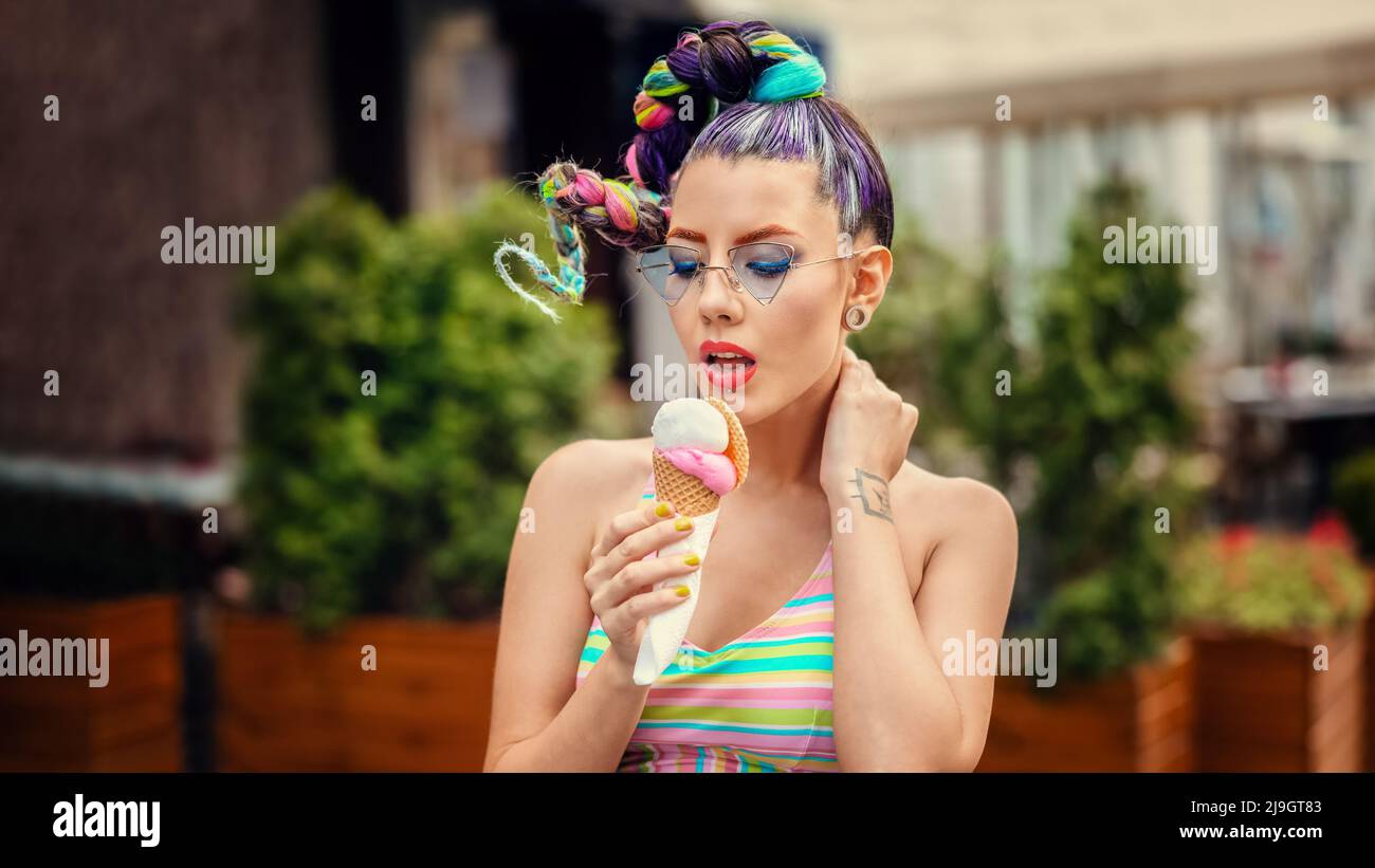 Mode cool Mädchen essen Eis auf der Straße während der Sommerferien Stockfoto