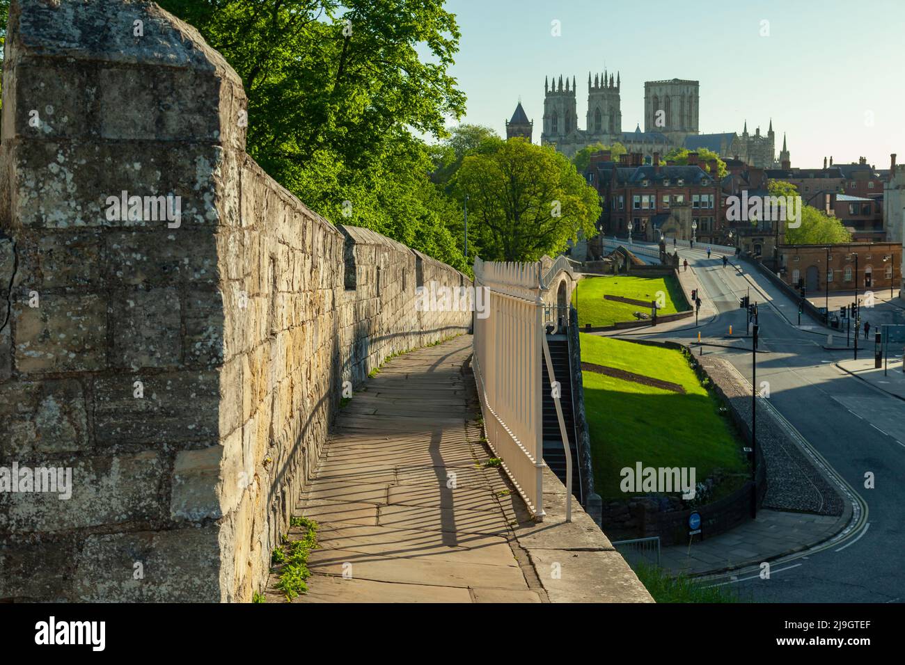 Frühlingsmorgen auf den Stadtmauern von York, North Yorkshire, England. York Minster in der Ferne. Stockfoto