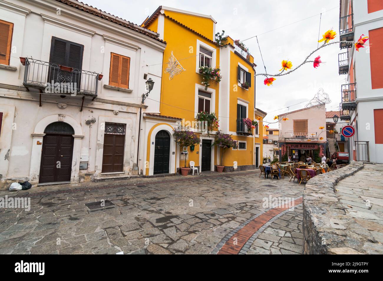 Gebäude und enge Gassen im Dorf San Nicola Arcella in der Region Kalabrien Stockfoto