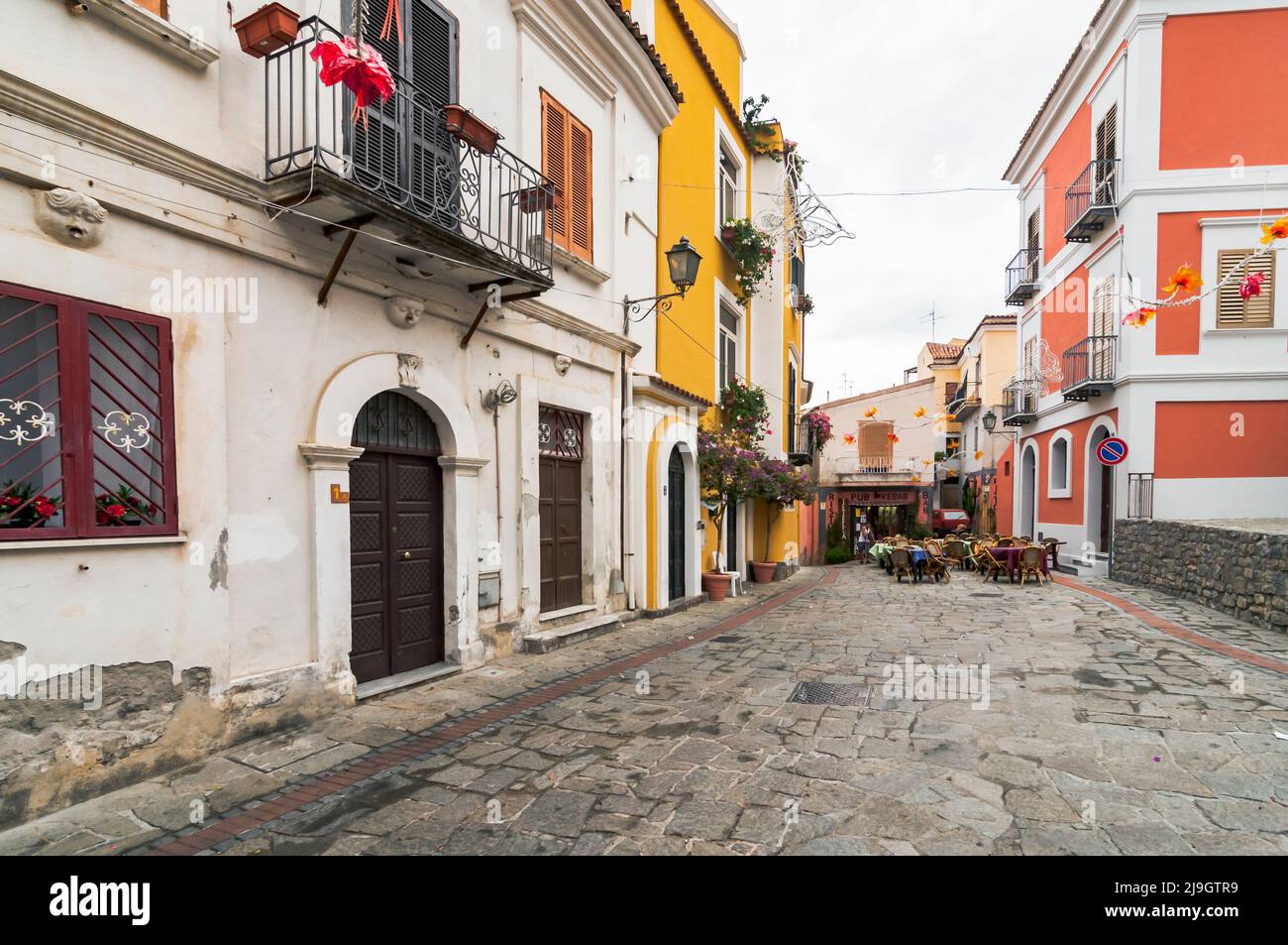 Gebäude und enge Gassen im Dorf San Nicola Arcella in der Region Kalabrien Stockfoto