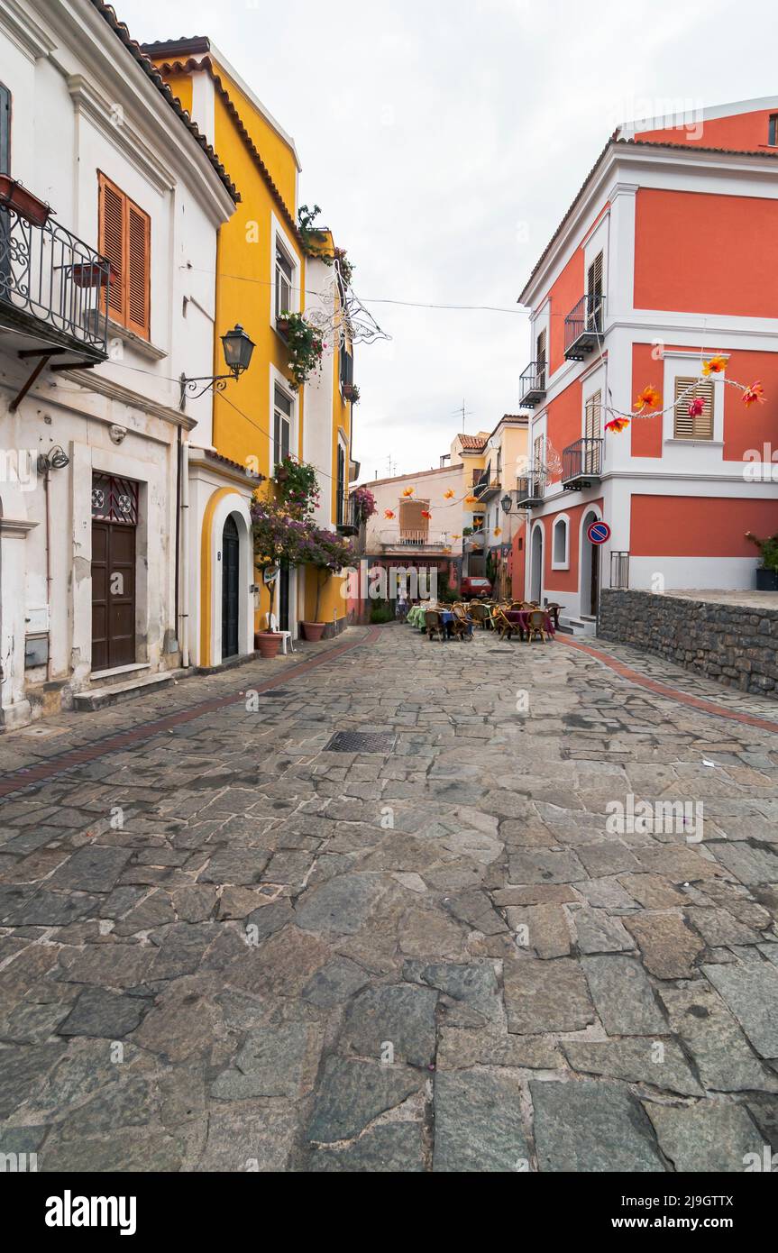 Gebäude und enge Gassen im Dorf San Nicola Arcella in der Region Kalabrien Stockfoto