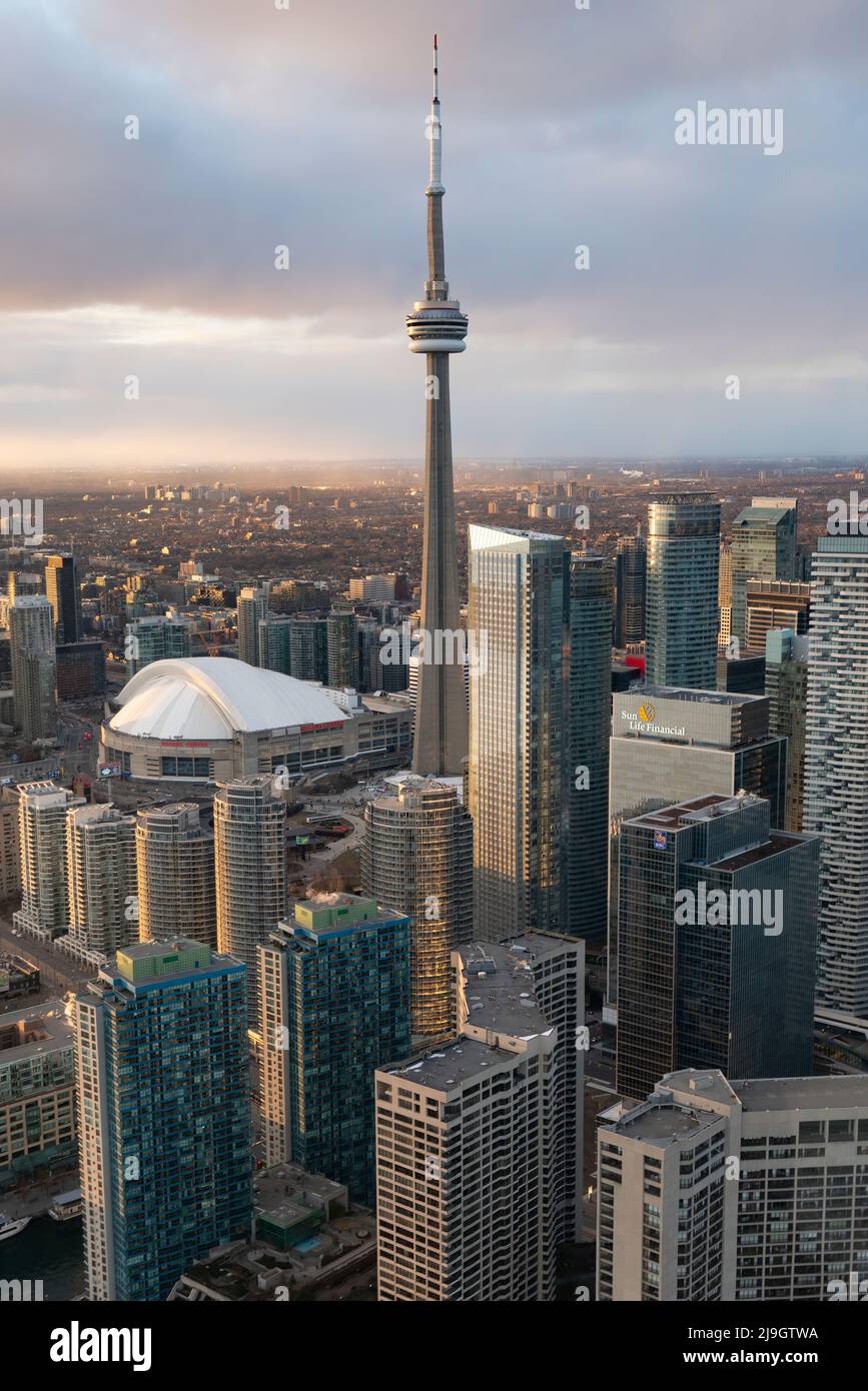 Der CN Tower und das Rogers Center an einem sonnigen Tag Stockfoto