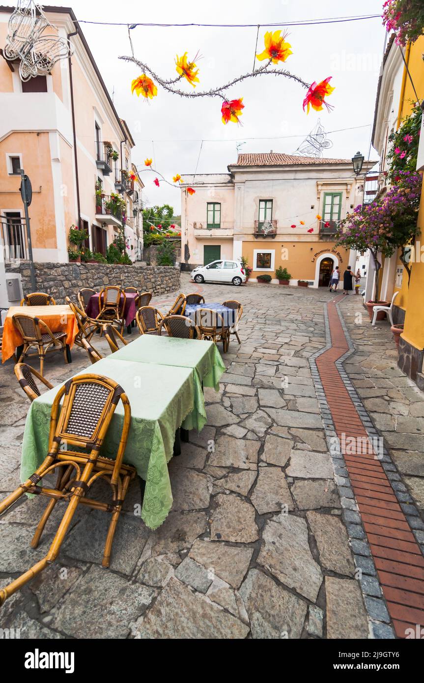 Gebäude und enge Gassen im Dorf San Nicola Arcella in der Region Kalabrien Stockfoto