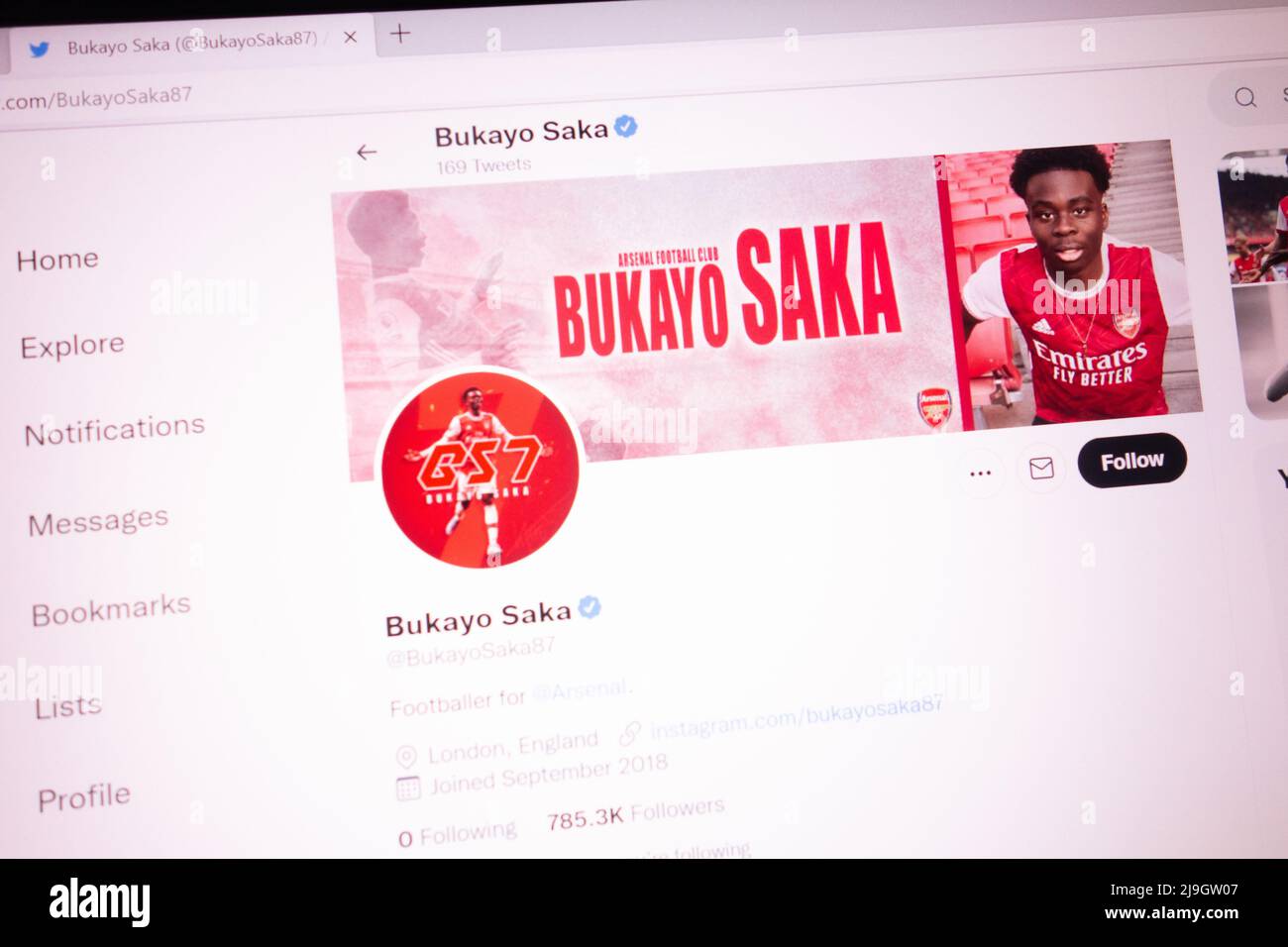 KONSKIE, POLEN - 21. Mai 2022: Bukayo Saka offizieller Twitter-Account auf dem Laptop-Bildschirm angezeigt Stockfoto