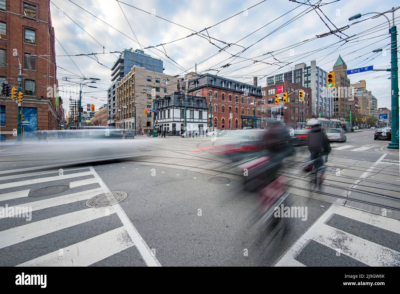 Toronto, KANADA Radfahrer auf der King Street West und Spadina Avenue Stockfoto