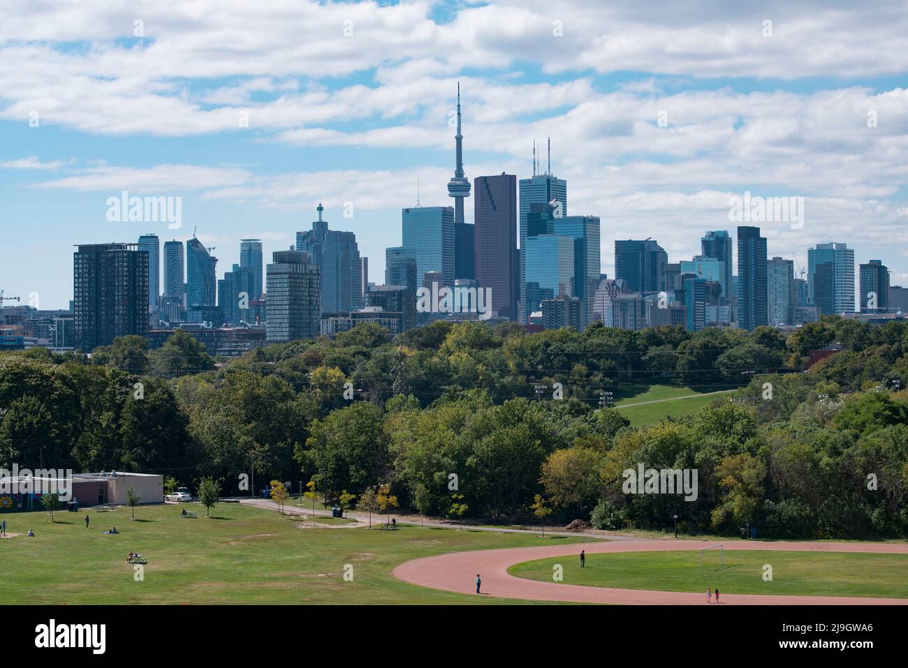 Die Skyline der Innenstadt von Toronto, Kanada, mit dem CN Tower im Frühling vom Riverdale Park East Stockfoto