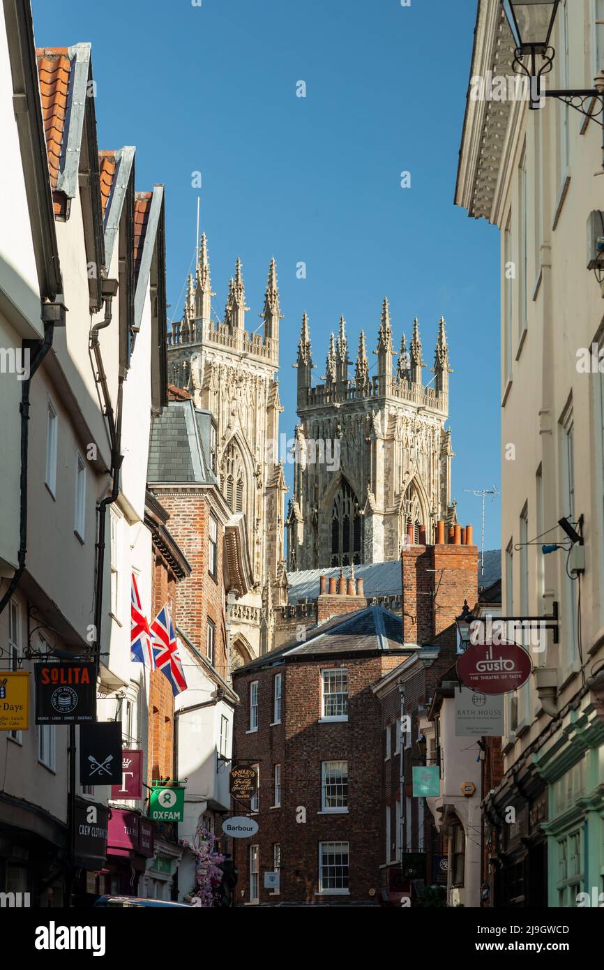 Frühlingsmorgen auf Low Petergate in der Stadt York, England. Stockfoto