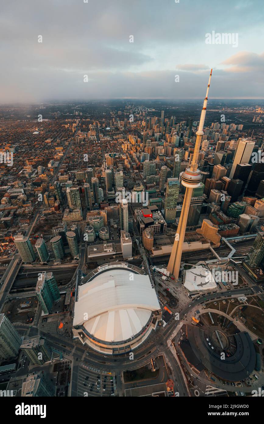 Der CN Tower und das Rogers Center an einem sonnigen Tag Stockfoto