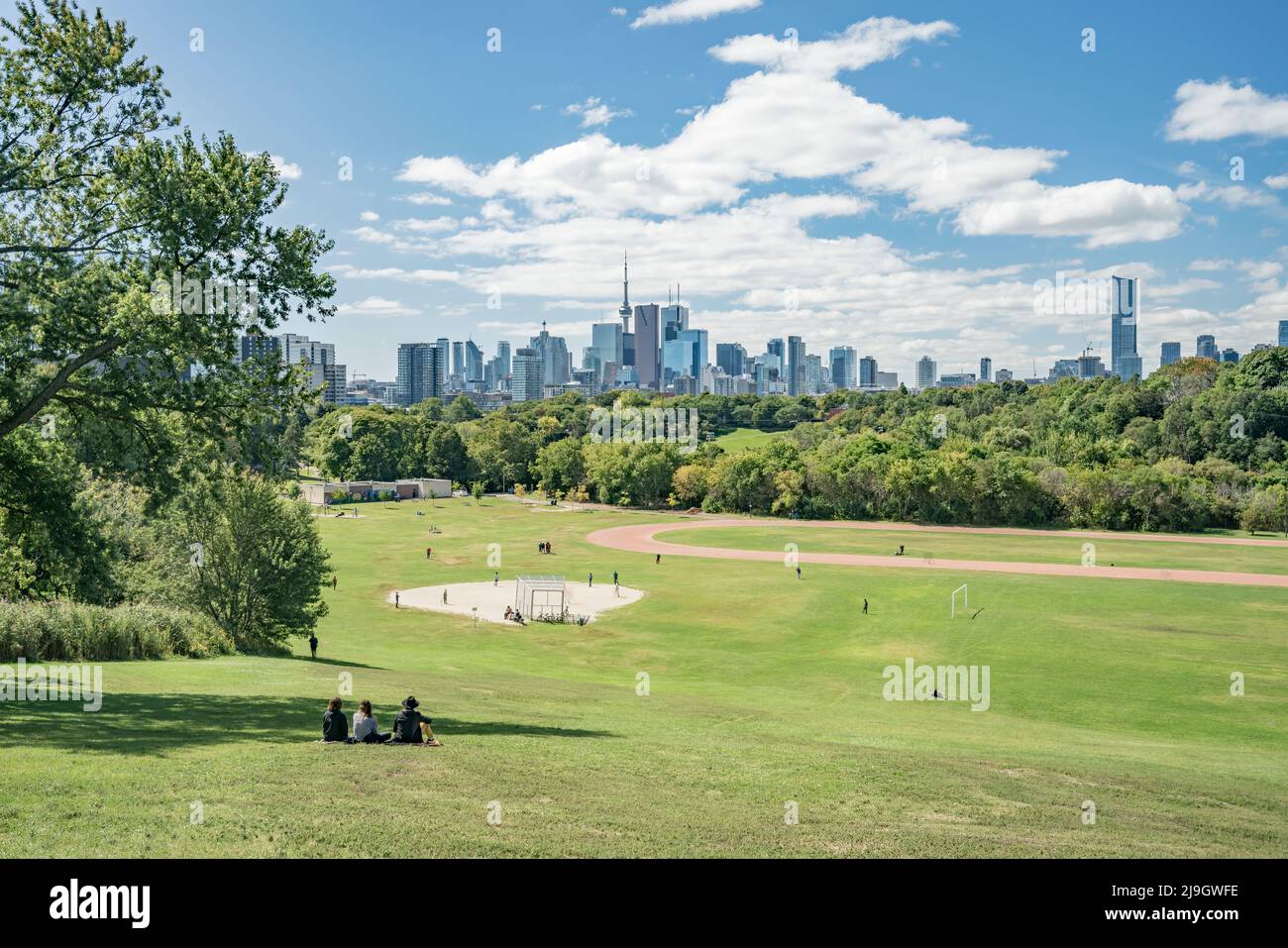 Die Skyline der Innenstadt von Toronto, Kanada, mit dem CN Tower im Frühling vom Riverdale Park East Stockfoto