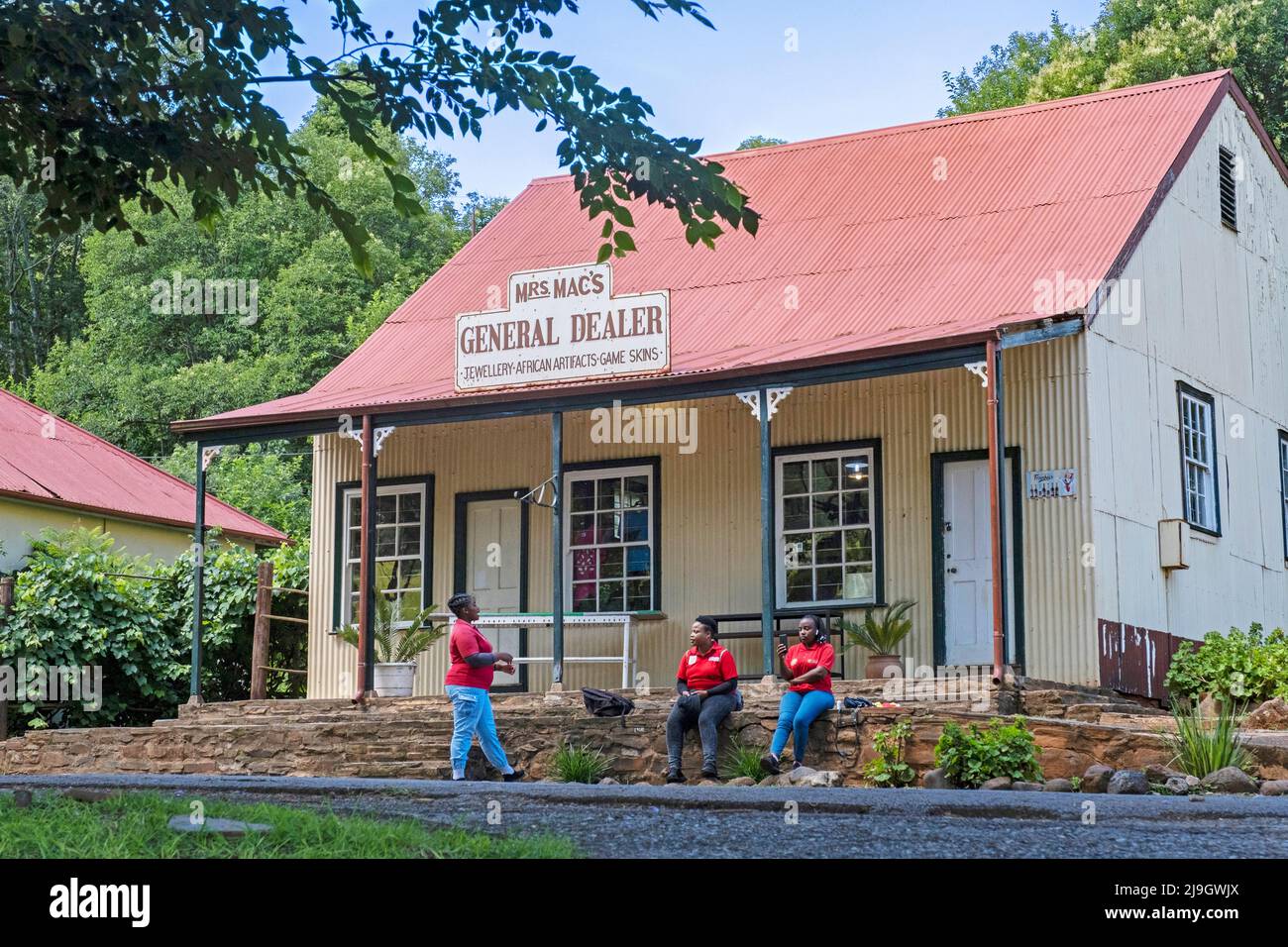 Mrs. Mac's General Dealer in der historischen Bergbaustadt Pilgrim's Rest / Pelgrimsrus, jetzt kleine Museumsstadt in der Provinz Mpumalanga, Südafrika Stockfoto