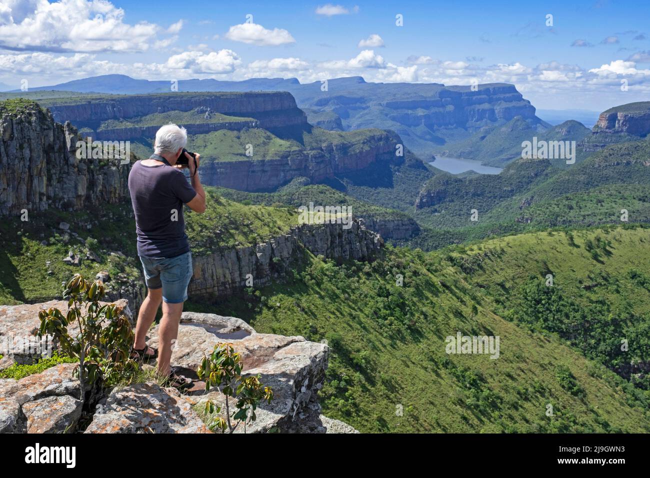 Westlicher Tourist am Lowveld Aussichtspunkt mit Blick auf den Blyde River Canyon / Blyderivierspoort, Provinz Mpumalanga, Südafrika Stockfoto