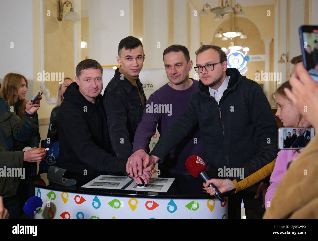 Lviv, Ukraine - 23. Mai 2022 - der Leiter der regionalen Militärverwaltung von Lviv, Maksym Kozytsky, Künstler hinter der Skizze der Briefmarke Borys Hrokh, Direktor des Direktorats von Ukrposchta in Lviv, Jewhen Savtschuk, und der stellvertretende Leiter der Stadt Lviv, Andrii Moskalenko (L bis R) Sind während der Sonderabsage des russischen Kriegsschiffs abgebildet... FERTIG! Briefmarke bei der Post in Lemberg, Westukraine. Ukrposchta, die nationale Post, brachte das russische Kriegsschiff in den Verkehr... FERTIG! Briefmarke, die an den Untergang des russischen Kreuzers Moskva vor 40 Tagen am Tag der Marine von Ukr erinnert Stockfoto