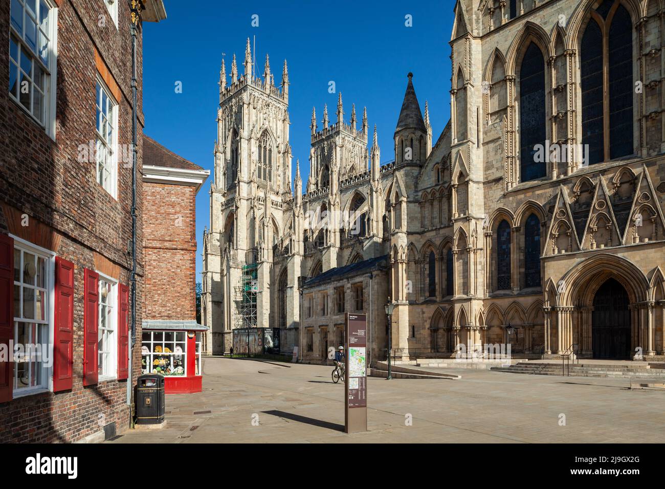 Frühlingsmorgen im York Minster, City of York, England. Stockfoto