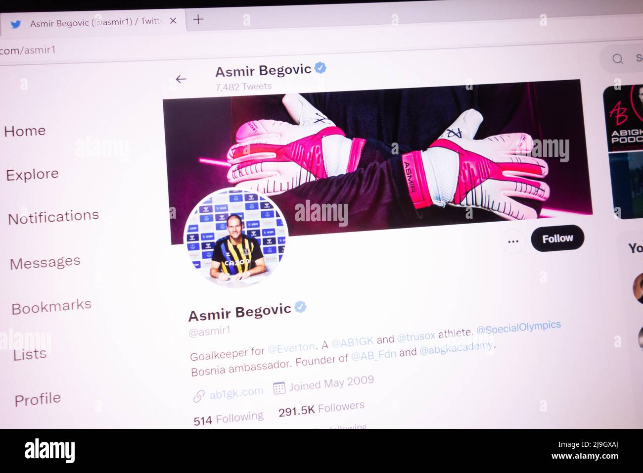 KONSKIE, POLEN - 21. Mai 2022: Asmir Begovic offizieller Twitter-Account auf dem Laptop-Bildschirm angezeigt Stockfoto