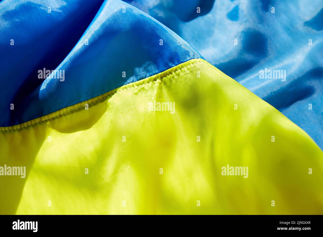 Hintergrund der ukrainischen Flagge. Ukrainische Flagge mit Kopierbereich. Beendet den Krieg in der Ukraine. Stoppt die russische Aggression. Bleiben Sie in der Ukraine. Sensation. Betet für die Ukraine. Extra breites Banner. Stockfoto