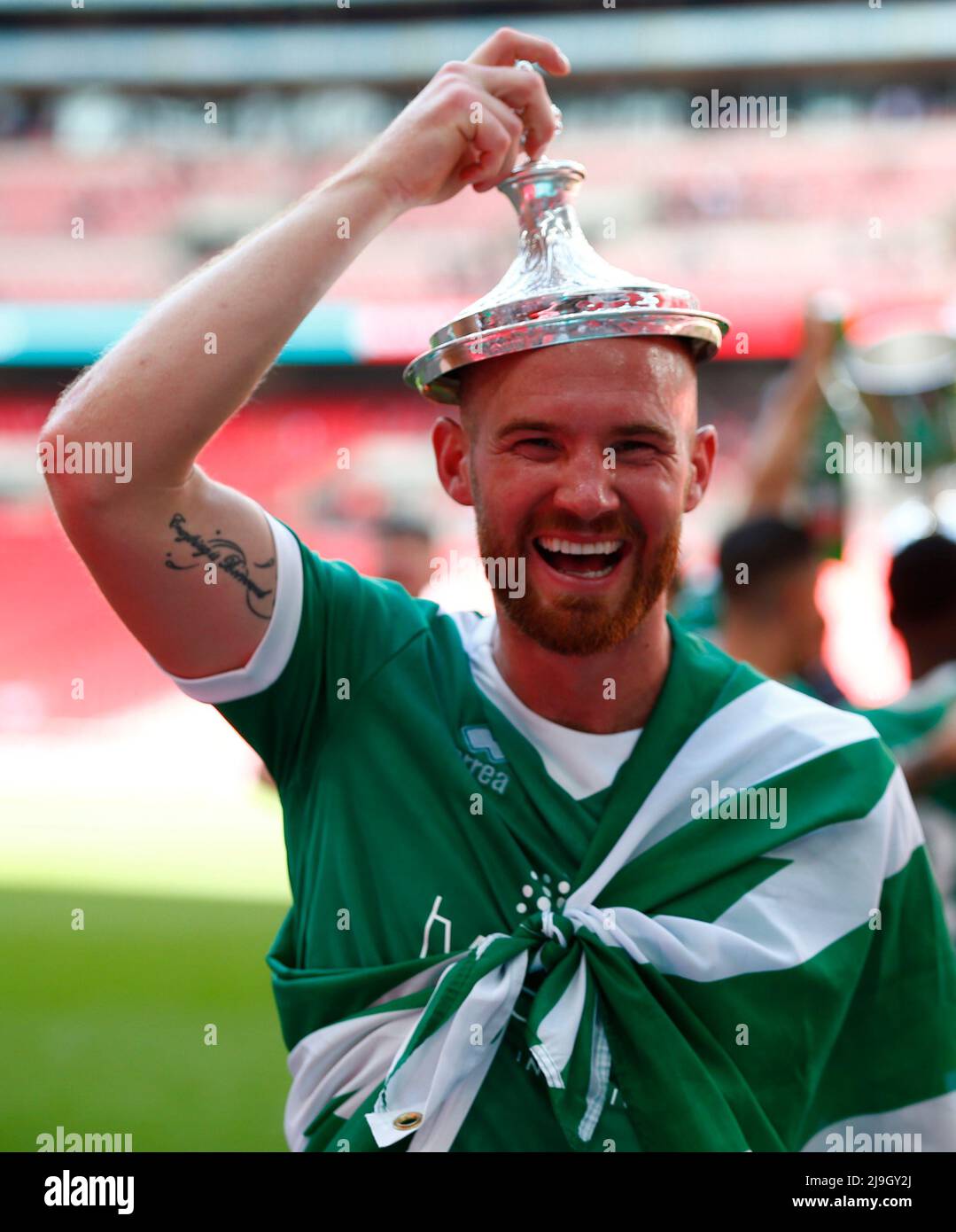 LONDON, ENGLAND - MAI 22: Jim Burnside von Newport Pagnell Town mit FA Vase Deckel auf dem Kopf nach dem Buildbase FA Vase Final 2021/2022 dazwischen Stockfoto