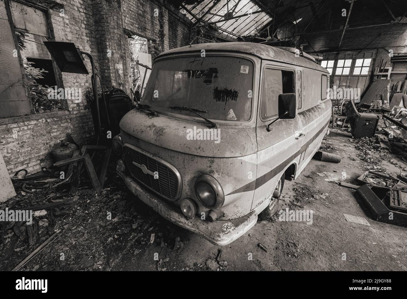 Urbex, verlassene alte Garage mit einem alten Auto Stockfoto