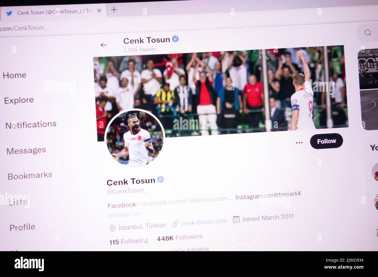 KONSKIE, POLEN - 21. Mai 2022: Der offizielle Twitter-Account von Cenk Tosun wird auf dem Laptop-Bildschirm angezeigt Stockfoto