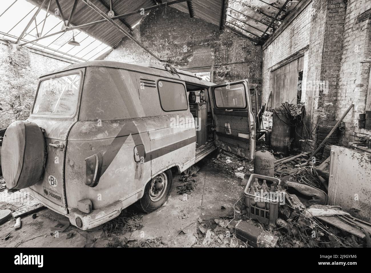Urbex, verlassene alte Garage mit einem alten Auto Stockfoto