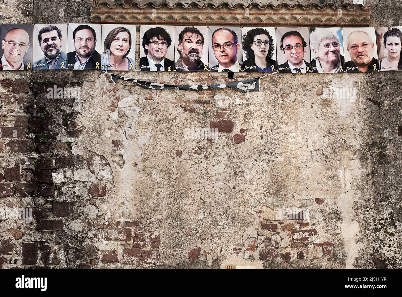 Transparente mit den Gesichtern der inhaftierten „unabhängigen“ Politiker Kataloniens. Stockfoto