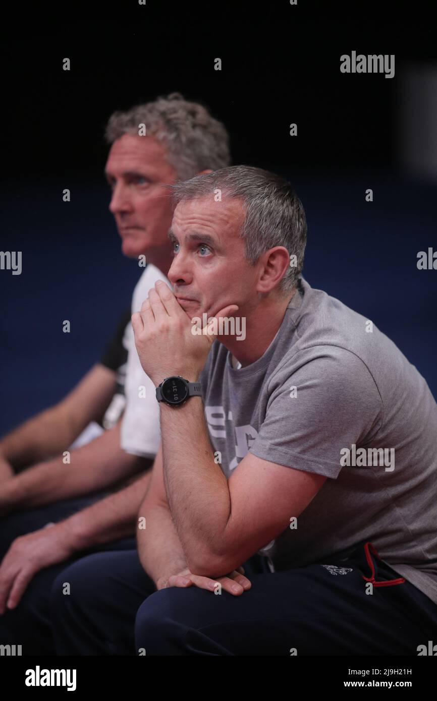 Yerevan, Armenien, am 23. 2022. Mai tritt George Crotty aus Großbritannien (Rot) gegen Ivan Sapun aus der Ukraine (Blau) bei der EUBC Elite European Men’s Boxing Championships 2022, Hrach Khachatryan/ Alamy Live News an Stockfoto