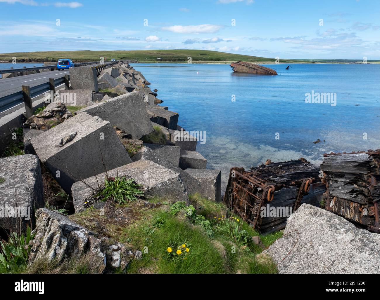 Churchill Barrier No. 3 und „Blockschiff“ teilweise unter Wasser. Die Barriere verbindet Schlimps Holm und Burray, Orkney Islands, Schottland. Stockfoto