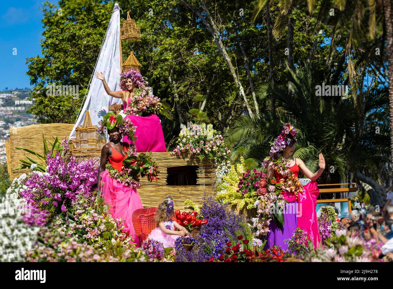 Funchal, Madeira - 8. Mai 2022: Das berühmte Blumenfest (Festa da Flor) auf Madeira. Die Blumenparade in Funchal. Stockfoto