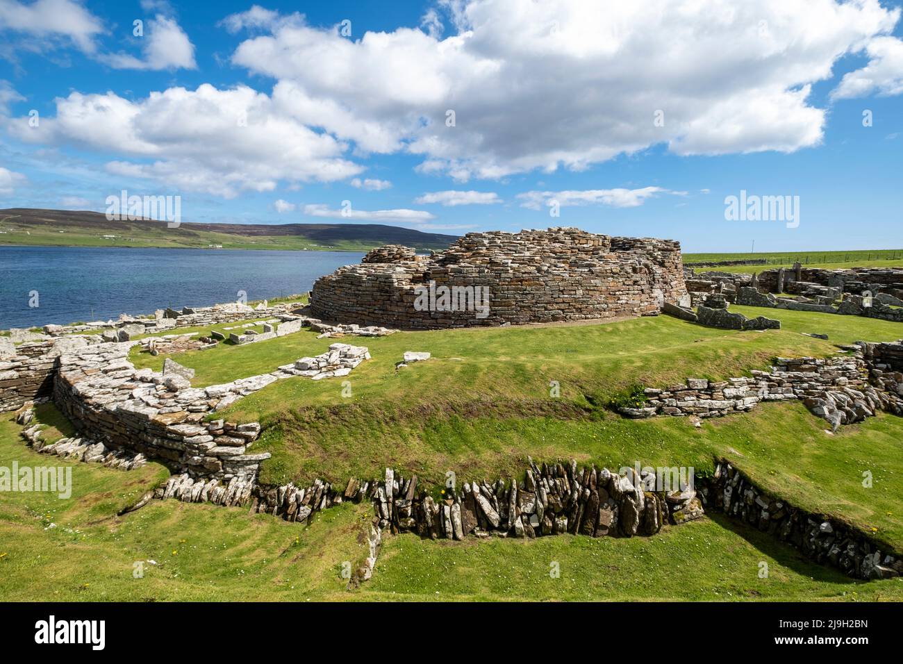 Der Broch of Gurness ist ein Broch-Dorf aus der Eisenzeit an der Nordostküste des Festlandes Orkney in Schottland mit Blick auf den Eynhallow Sound. Stockfoto