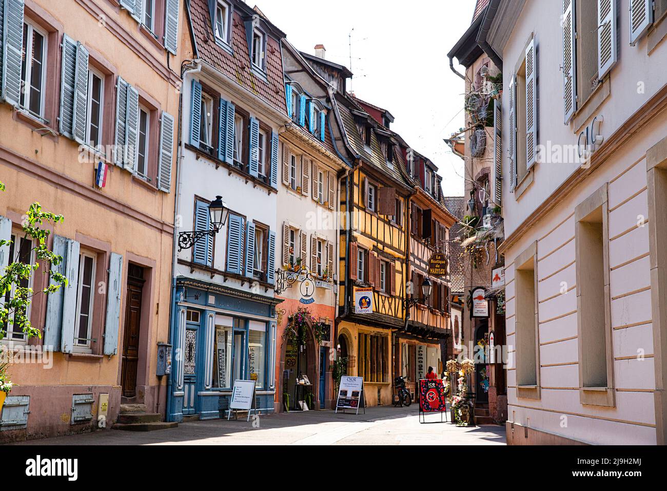 3. Mai 2022, Colmar, Frankreich. Alte mittelalterliche Straße mit Fachwerkhäusern. Stockfoto